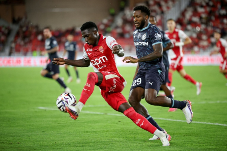 Le Monégasque Lamine Camara et le Marseillais Faris Moumbagna au duel lors du match de la 2e journée de Ligue 1 entre Monaco et l'OM au stade Louis-II le 30 août 2026 ( AFP / Valery HACHE )