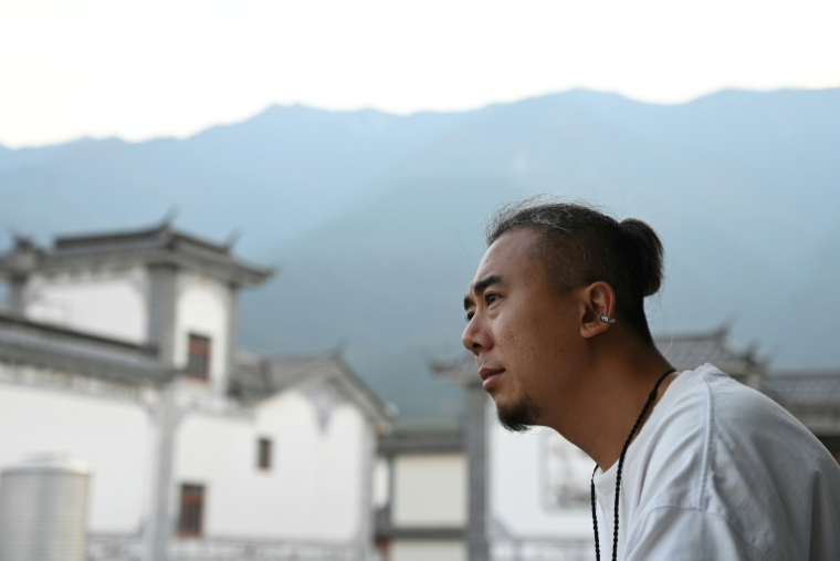 Yan Bingyi, fondateur d'une "maison de retraite pour jeunes" à Dali, dans la province du Yunnan, dans le sud-ouest de la Chine, le 2 avril 2025 ( AFP / GREG BAKER )