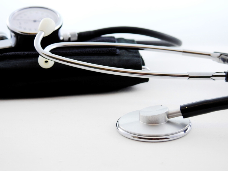 Le médecin de 60 ans aurait facturé des actes non effectués. (Pixabay / Bru-nO)