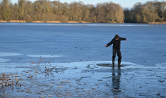 Un jeune garçon tente de marcher sur un lac gelé à Hede-Bazouges (Ille-et-Villaine), mardi 6 janvier 2026 ( AFP / Damien MEYER )