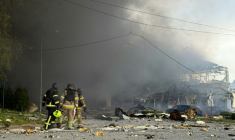 Des secouristes sur le site d'une attaque aérienne russe à Zaporijjia, le 5 mai 2026 en Ukraine ( AFP / Darya NAZAROVA )