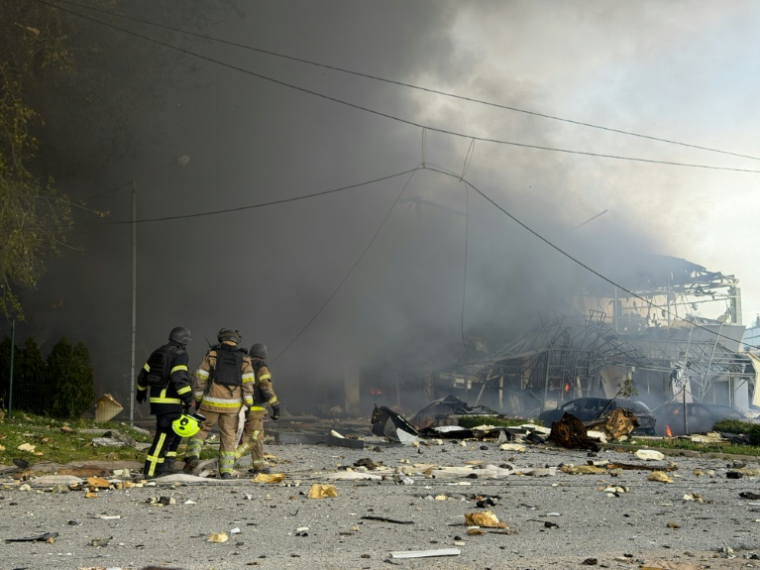 Des secouristes sur le site d'une attaque aérienne russe à Zaporijjia, le 5 mai 2026 en Ukraine ( AFP / Darya NAZAROVA )