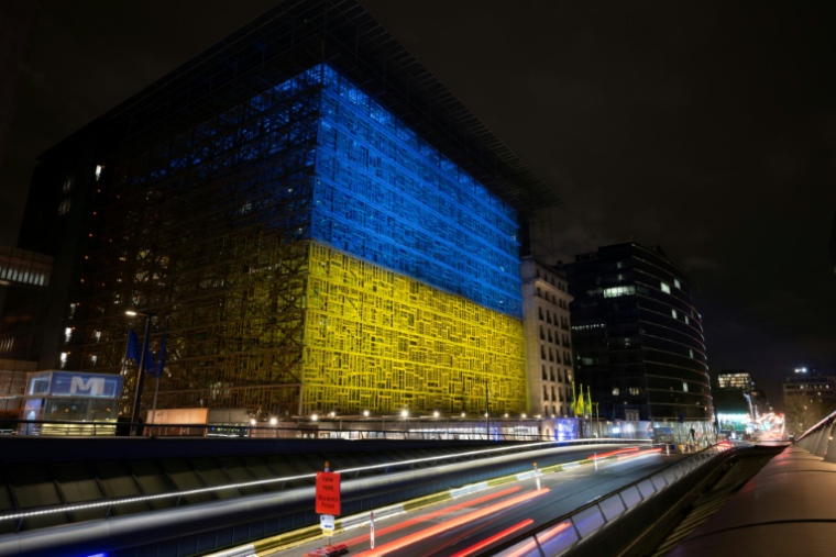 La bâtiment de l'Union européenne à Bruxelles illuminé aux couleurs du drapeau ukrainien, le 23 février 2026, en Belgique ( AFP / JOHN THYS )