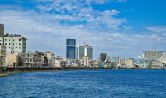 Le front de mer de La Havane avec en arrière-plan l'hôtel Iberostar Selection (c,g) et l'hôtel Melia Habana Libre (c,d), le 2 juin 2026 à Cuba ( AFP / ADALBERTO ROQUE )