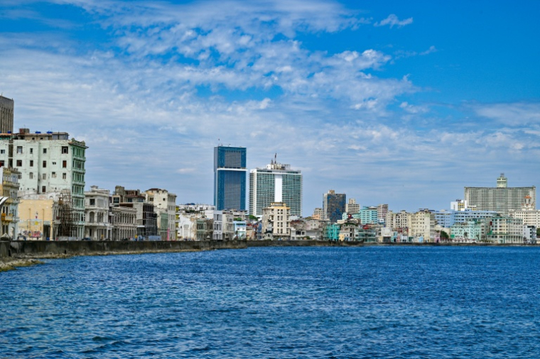 Le front de mer de La Havane avec en arrière-plan l'hôtel Iberostar Selection (c,g) et l'hôtel Melia Habana Libre (c,d), le 2 juin 2026 à Cuba ( AFP / ADALBERTO ROQUE )