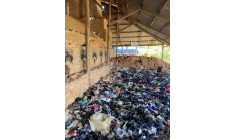 Déchets de marques internationales de vêtements stockés avant d'être utilisés pour alimenter les fours d'une usine de briques dans la banlieue de Phnom Penh