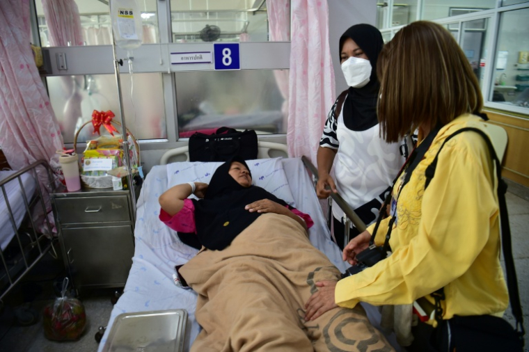 Une femme hospitalisée après avoir été blessée dans une série d'attaques dans la province méridionale thaïlandaise de Narathiwat, le 23 août 2026  ( AFP / Madaree TOHLALA )