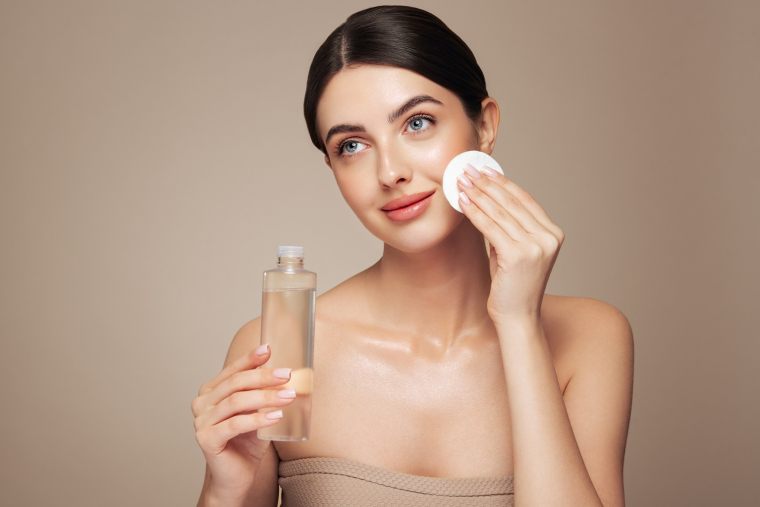 Contrairement aux labels ou certifications, la clean beauty ne repose sur aucune d&eacute;finition r&eacute;glementaire harmonis&eacute;e. (cr&eacute;dit: Adobe Stock)