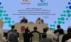 Saad al-Kaabi et Patrick Pouyanné lors de la cérémonie de signature des accords du partenariat entre QatarEnergy et TotalEnergies à Doha, au Qatar