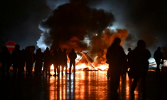 Des manifestants du mouvement "Bloquons tout" près d'objets en feu sur le viaduc de Calix, le 10 septembre 2025 ( AFP / Lou BENOIST )