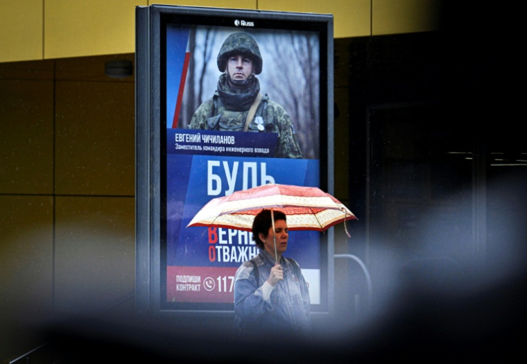 Dans la rue à Moscou, une affiche faisant la promotion de contrats avec l'armée, le 27 mai 2026 ( AFP / Alexander NEMENOV )
