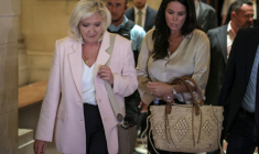 Marine Le Pen, présidente du groupe parlementaire du Rassemblement national (g), accompagnée de la députée européenne Catherine Griset (d), quitte la cour d'appel de Paris le 7 juillet 2026, après le prononcé de l'arrêt en appel pour détournement de fonds publics européens dans l'affaire des emplois présumés fictifs au Parlement européen ( AFP / Kenzo TRIBOUILLARD )