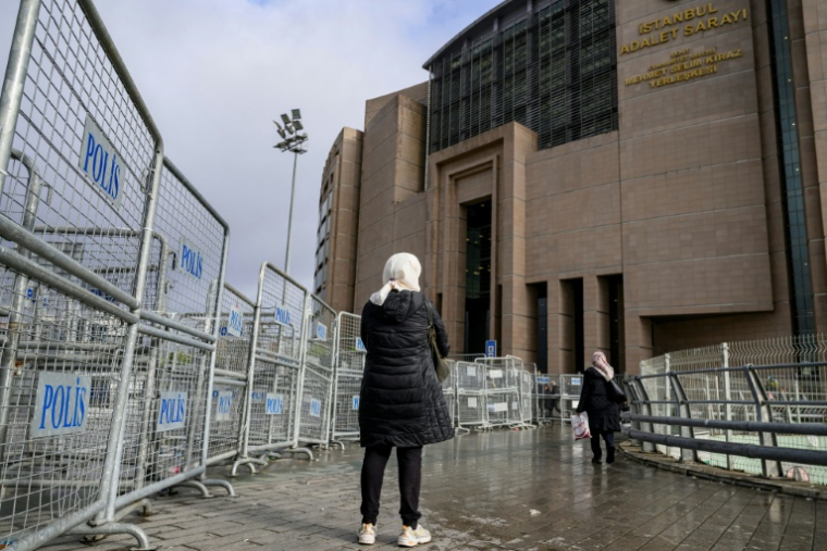 La mère d'Ibtissem B devant le tribunal de Caglayan, à Istanbul, le 23 décembre 2025, après la condamnation de sa fille à 10 ans de prison ( AFP / Yasin AKGUL )