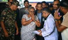 La Première ministre du Népal Sushila Karki est accueillie dans un hôpital avant de rendre visite aux blessés des émeutes, le 13 septembre 2025 à Katmandou  ( AFP / Arun SANKAR )