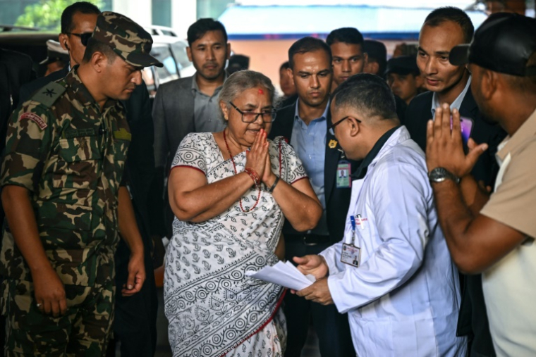 La Première ministre du Népal Sushila Karki est accueillie dans un hôpital avant de rendre visite aux blessés des émeutes, le 13 septembre 2025 à Katmandou ( AFP / Arun SANKAR )