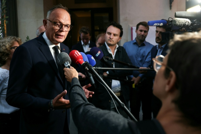 Édouard Philippe, maire du Havre et candidat du parti de droite Horizons à l'élection présidentielle, s'adresse à la presse à l'issue de la première réunion de son comité de campagne, à Paris, le 8 septembre 2026 ( AFP / Thomas SAMSON )
