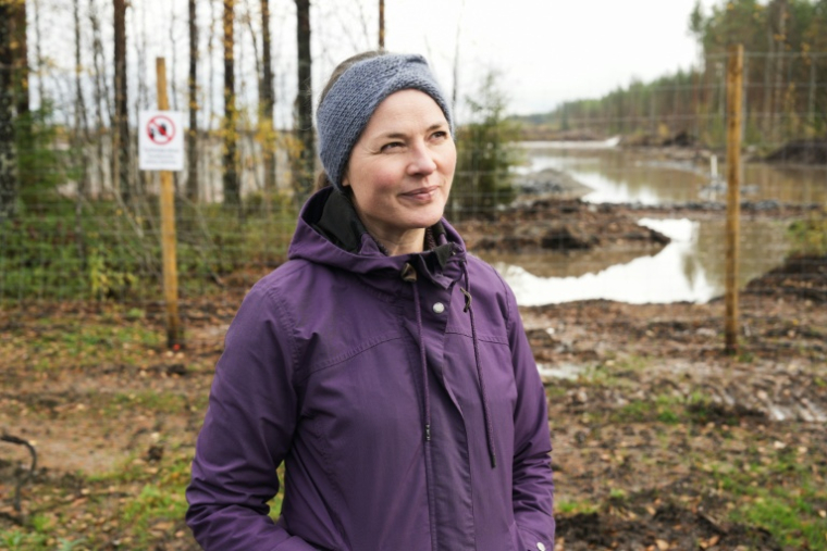 Hanna Halmeenpää, présidente de l'Association finlandaise pour la protection de la nature, près du site où Google prévoit de construire un nouveau centre de données, le 29 septembre 2026 à Muhos, dans le nord de la Finlande  ( AFP / Alessandro RAMPAZZO )
