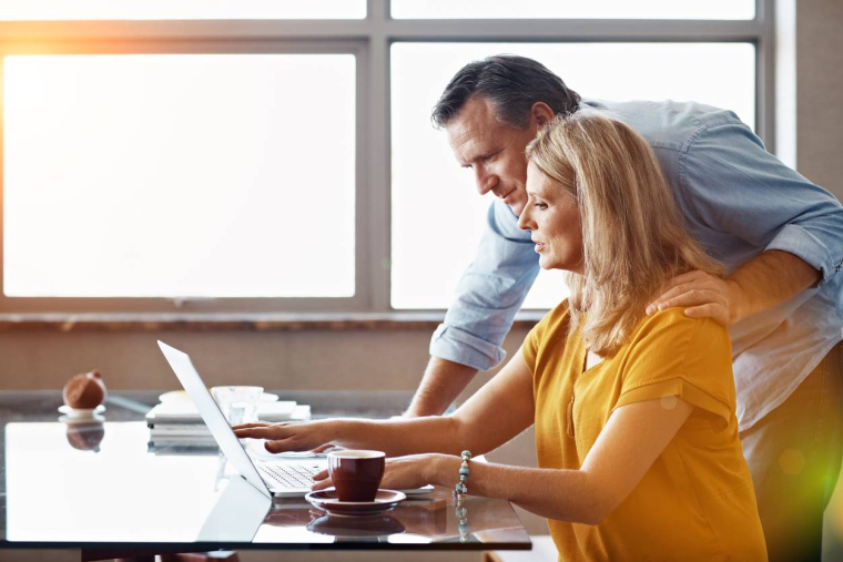 Le calendrier des impôts sur le revenu et la fortune immobilière / iStock-kupicoo