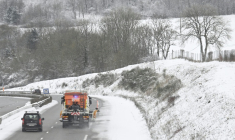 Véhicule de salage sur l'autoroute A4 près de Verdun (Meuse, est de la France), le 7 janvier 2026 ( AFP / Jean-Christophe VERHAEGEN )