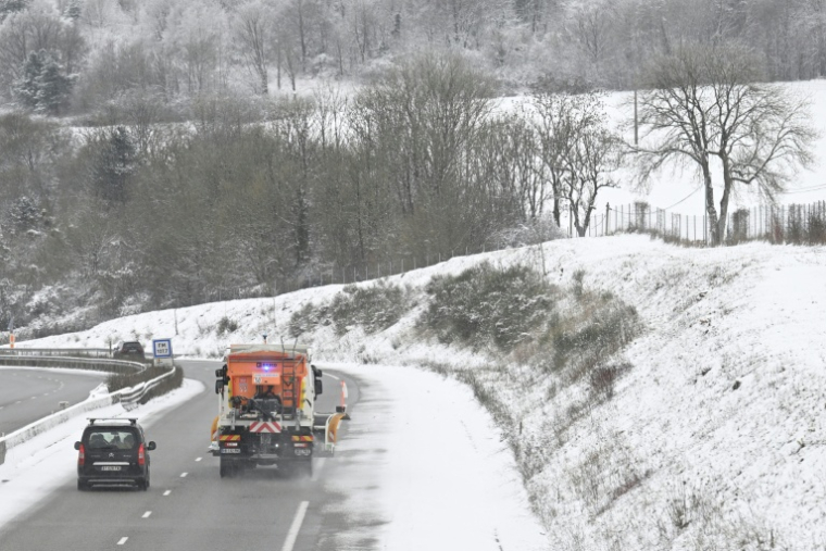 Véhicule de salage sur l'autoroute A4 près de Verdun (Meuse, est de la France), le 7 janvier 2026 ( AFP / Jean-Christophe VERHAEGEN )