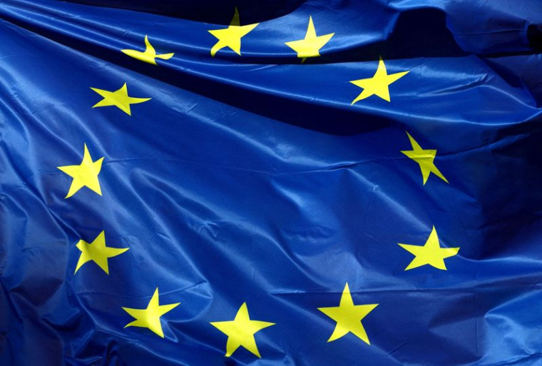 Le drapeau de l'Union européenne flotte devant le siège de la Commission européenne à Bruxelles