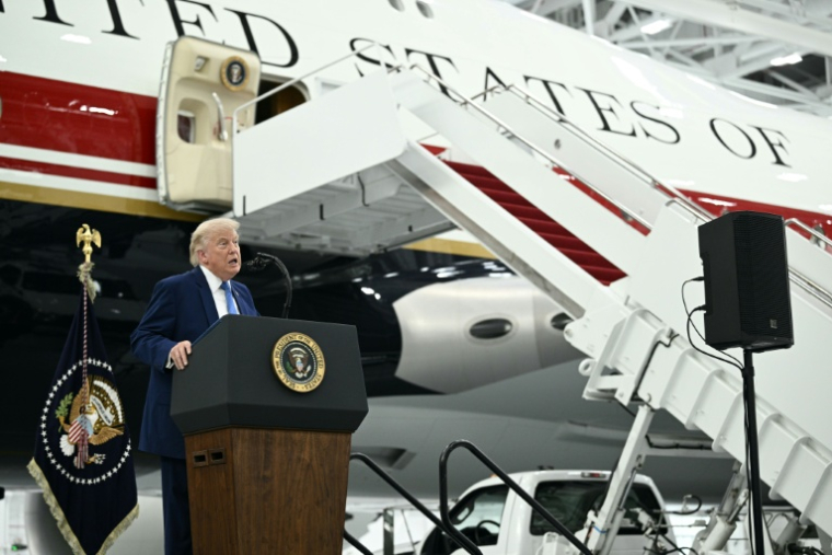 Le président américain Donald Trump s'exprime devant le nouvel avion présidentiel Air Force One offert par le Qatar dans un hangar de la base aérienne Andrews, le 169juin 2026 dans le Maryland ( AFP / Brendan SMIALOWSKI )