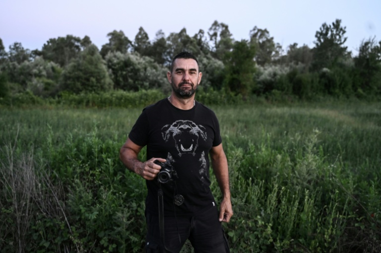 Le photographe animalier amateur Eleftherios Zioutis à Grevena, dans le nord-ouest de la Grèce, le 21 juin 2026 ( AFP / Sakis Mitrolidis )
