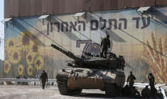 Des soldats israéliens et un char près de la frontière avec la bande de Gaza