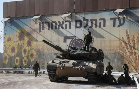 Des soldats israéliens et un char près de la frontière avec la bande de Gaza
