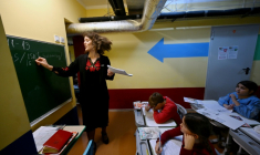 Des écoliers ont classe dans un abri installé au sous-sol de leur école primaire pendant une alerte aérienne en banlieue de Kiev, le 20 octobre 2026 en Ukraine ( AFP / Sergei SUPINSKY )