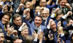 Le sénateur Flavio Bolsonaro (c) célèbre, la levée du veto du président Lula sur un projet de loi réduisant les peines des personnes condamnées pour la tentative de coup d'Étatdu 8 janvier 2023, à l'issue d'une session du Congrès national, le 30 avril 2026 à Brasilia, au Brésil ( AFP / Sergio Lima )