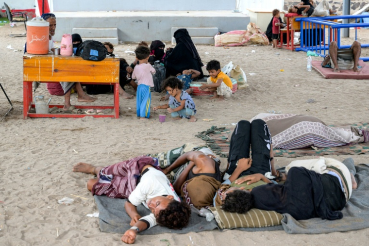 Des familles déplacées se reposent à même le sol dans un campement temporaire au nord d'Aden, le 15 septembre 2026 au Yémen ( AFP / - )