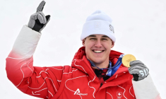 Le skieur suisse Franjo von Allmen sur le podium après sa victoire dans le Super-G des JO-2026, à Bormio, le 11 février 2026 ( AFP / Fabrice COFFRINI )