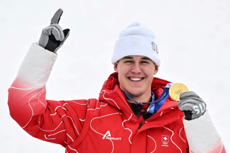 Le skieur suisse Franjo von Allmen sur le podium après sa victoire dans le Super-G des JO-2026, à Bormio, le 11 février 2026 ( AFP / Fabrice COFFRINI )