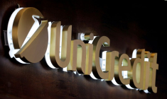 UNICREDIT RECULE EN BOURSE, DOUTES SUR L'AVENIR DE JEAN-PIERRE MUSTIER