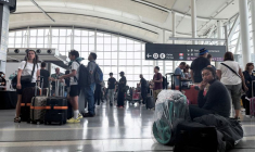 Des voyageurs à l'aéroport international Pearson de Toronto