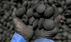 Briquettes de charbon fabriqué avec des déchets végétaux, à N'Djamena, le 30 avril 2025 ( AFP / Joris Bolomey )