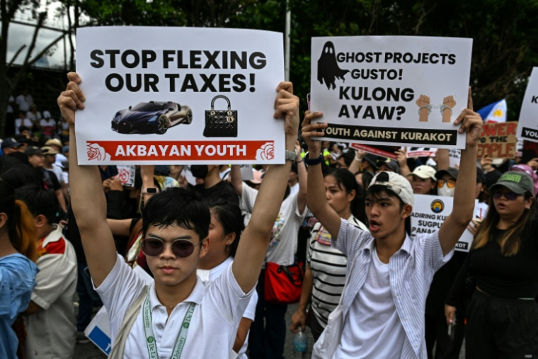 Des manifestants contre un scandale de corruption autour d'infrastructures "fantômes" aux Philipppines, à Manille le 21 septembre 2025 ( AFP / Jam STA ROSA )