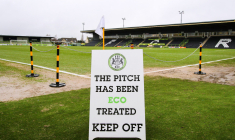 En déplacement à Forest Green, club 100% vegan, des supporters d’Oldham se déguisent en bouchers
