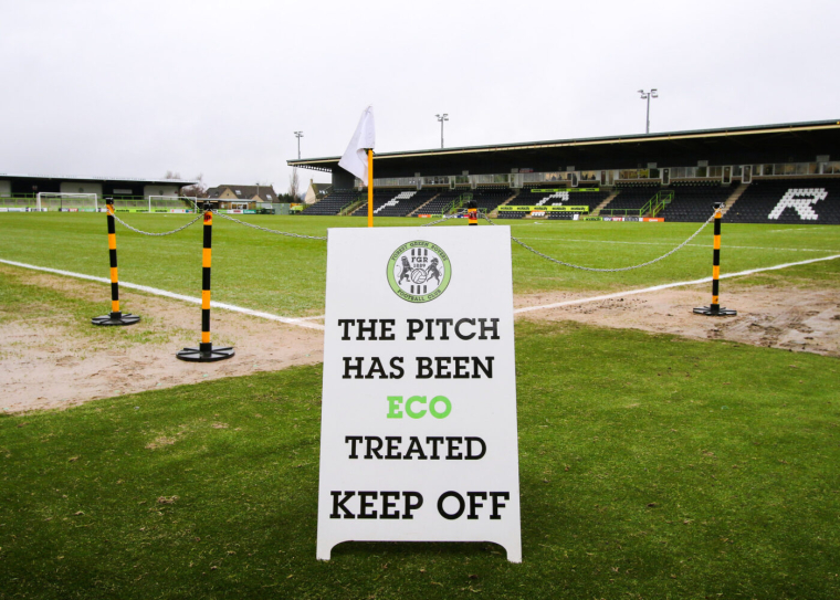 En déplacement à Forest Green, club 100% vegan, des supporters d’Oldham se déguisent en bouchers
