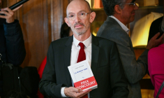 L'écrivain français Laurent Mauvignier, lauréat du prix Goncourt, pose le 4 novembre 2025 à Paris ( AFP / Bertrand GUAY )