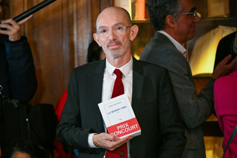 L'écrivain français Laurent Mauvignier, lauréat du prix Goncourt, pose le 4 novembre 2025 à Paris ( AFP / Bertrand GUAY )