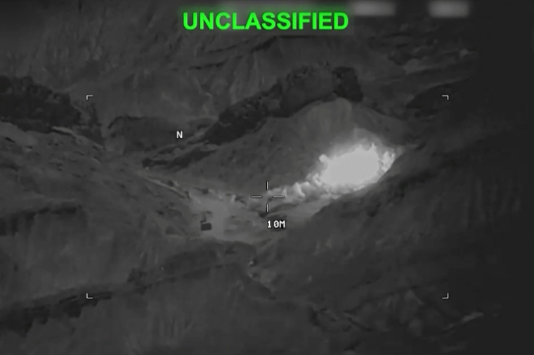 Cette capture d'écran, réalisée le 19 juillet 2026 à partir d'une vidéo diffusée par le Commandement central américain (CENTCOM) le 18 juillet 2026, montre ce que l'armée américaine présente comme des  frappes de précision contre des sites militaires stratégiques iraniens ( US Central Command (CENTCOM) / - )