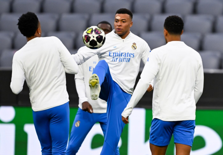 Les fans du Bayern Munich agitent la nuit des joueurs du Real Madrid