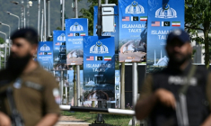 Des membres des forces de sécurité montent la garde le long d'une route temporairement fermée en prévision des pourparlers de paix américano-iranien, le 20 avril 2026 à Islamabad, au Pakistan  ( AFP / Aamir QURESHI )