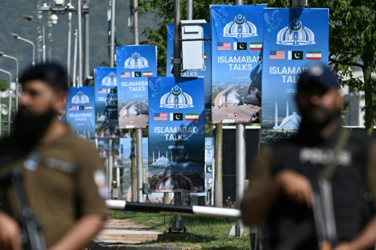 Des membres des forces de sécurité montent la garde le long d'une route temporairement fermée en prévision des pourparlers de paix américano-iranien, le 20 avril 2026 à Islamabad, au Pakistan  ( AFP / Aamir QURESHI )