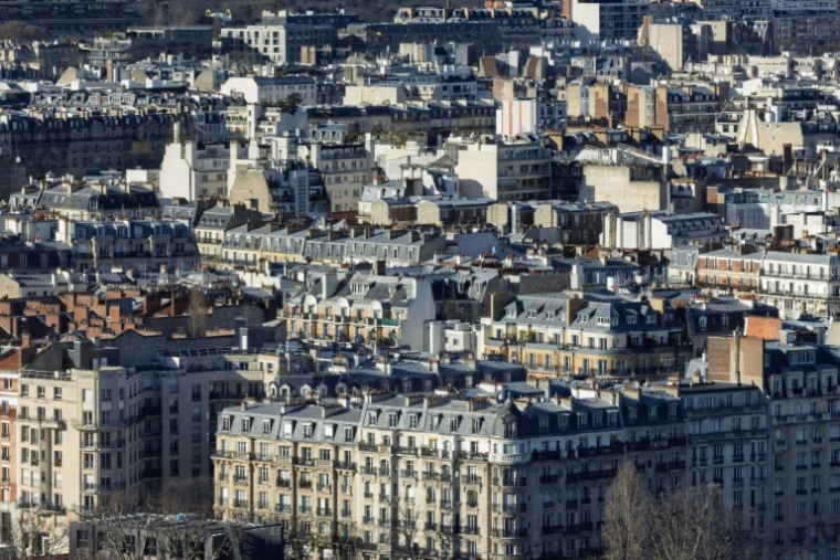 A Paris, les prix restent stables autour de 9.500 euros le m2 au premier trimestre et devraient atteindre 9.750 euros en juillet, selon les notaires du Grand Paris ( AFP / JOEL SAGET )