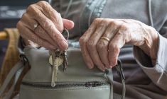 Vieillir chez soi plutôt qu'en Ehpad représente un coût important. La note s'élèverait à 2 165 euros par mois après 85 ans. (illustration) (Sabinevanerp / Pixabay)