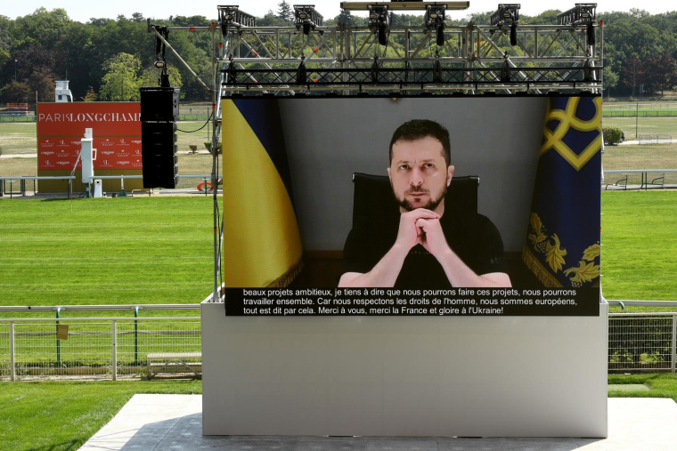 Volodymyr Zelensky en visioconférence lors de la rencontre organisée par le Medef, le 29 août 2022 à l'Hippodrome de Longchamp. ( AFP / Eric PIERMONT )