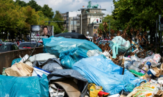 Des déchets entassés dans un conteneur près de la porte de Brandebourg à Berlin, le 20 août 2026 ( AFP / John MACDOUGALL )